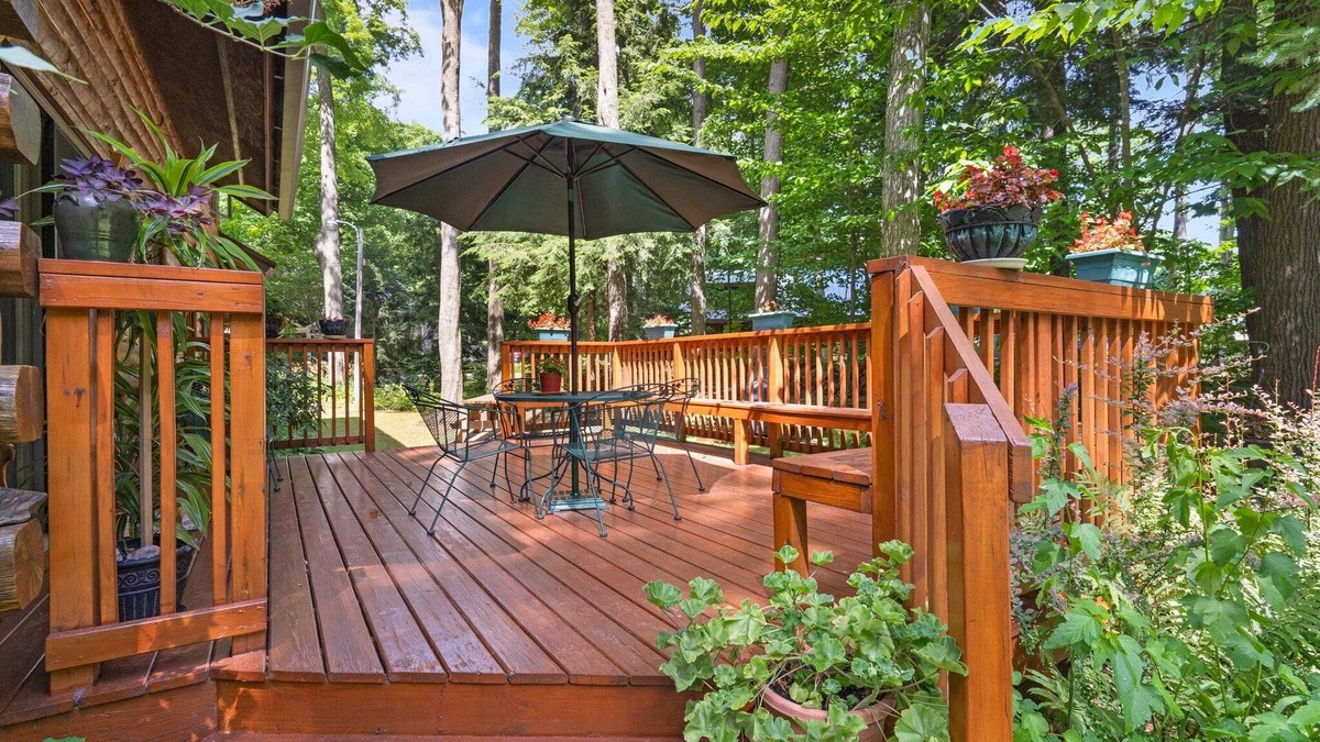 Interlochen House | Beautiful Log Cabin | Wooded | Lake Access | Interlochen Arts Academy