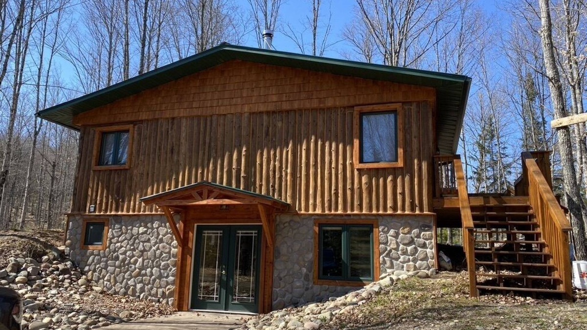 Iron River House | Beautiful log cabin on the Pendleton Creek!
