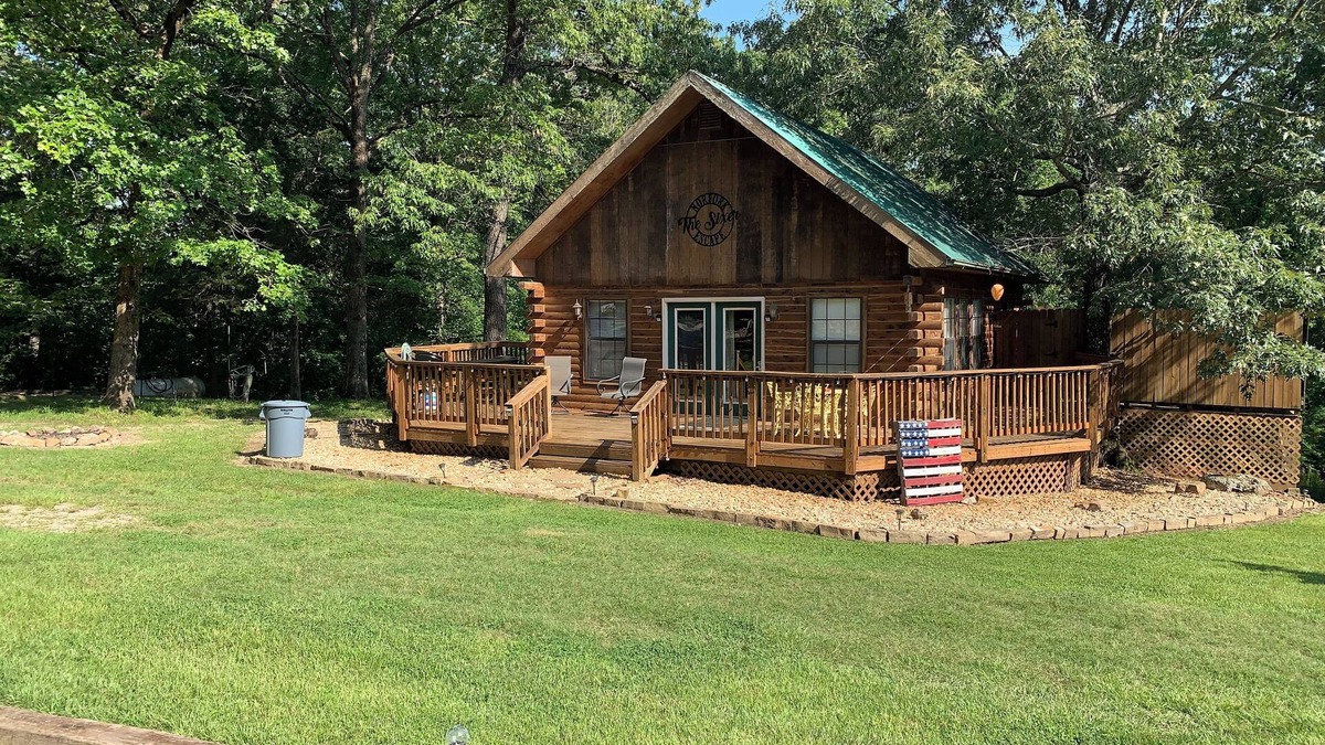 Norfork Cabin | Beautiful Log Cabin w/loft. 1/2 mile to Red's Landing Boat Launch! A+ fishing.
