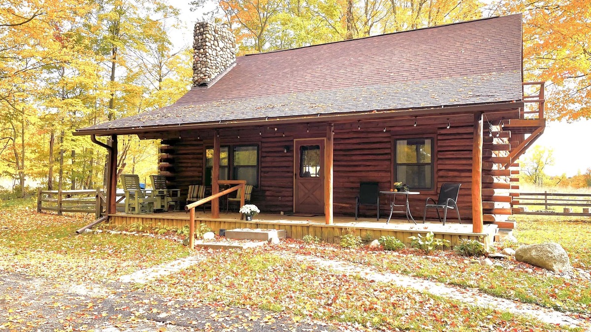 Lawrence Cabin | Beautiful log cabin with all the creature comforts of home. Private fishing lake