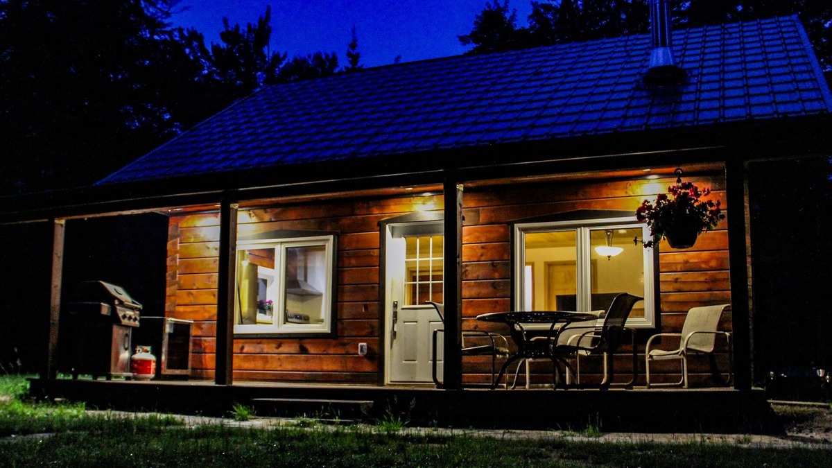 Kearney Cabin | Beautiful Log Cabin with Sauna, BBQ & Firepit nearby Algonquin & Arrowhead Park!