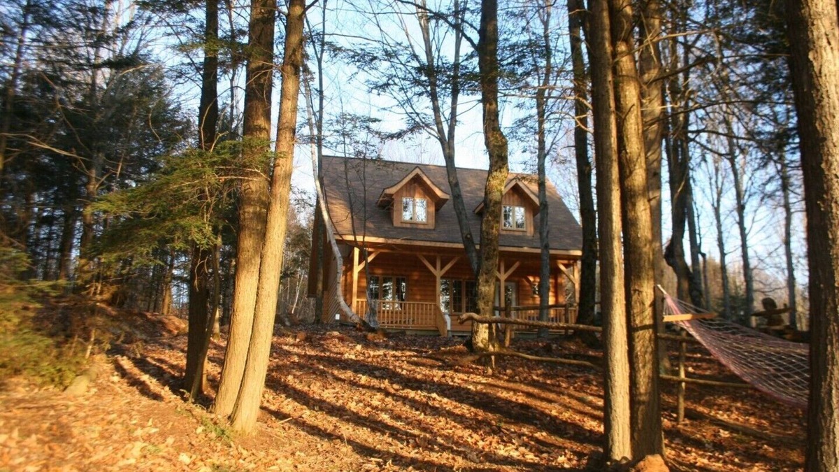 North Frontenac House | Beautiful Log Home on Quiet Private Lake