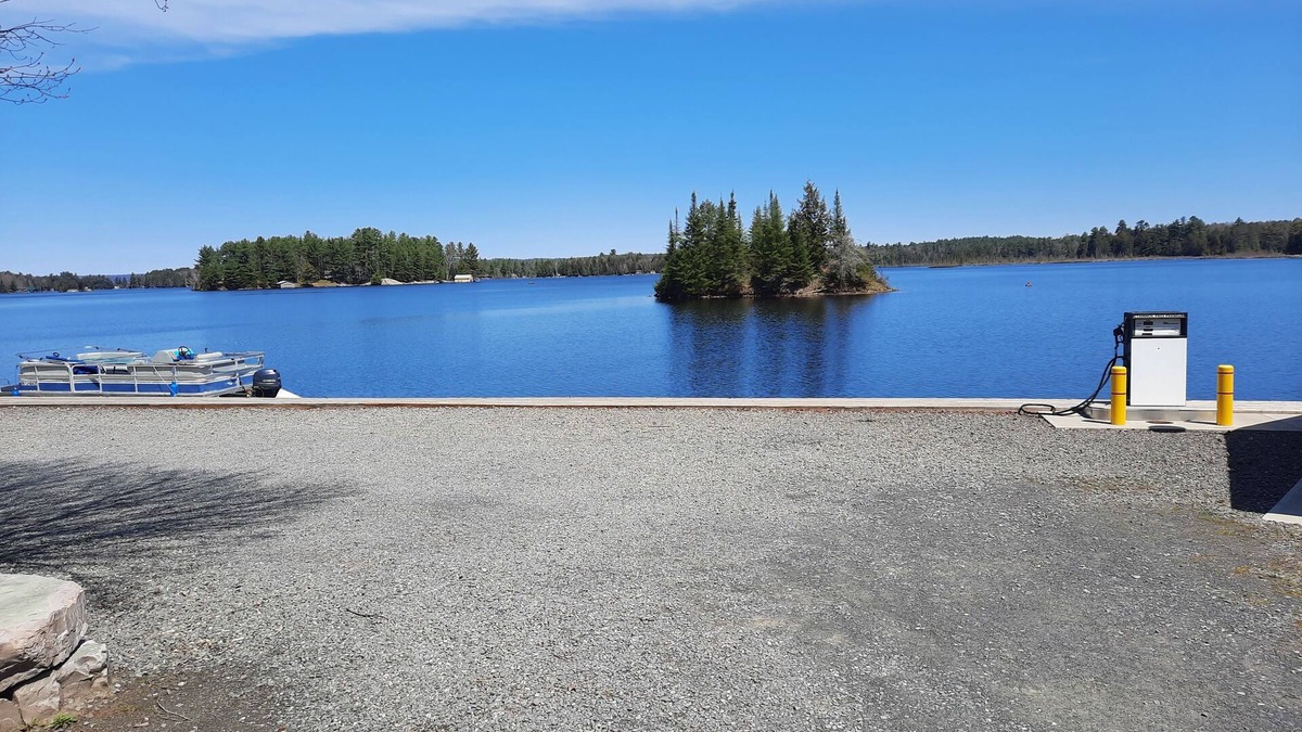 Weslemkoon Cottage | Beautiful log home + 1000 sq foot bunkie. 7 BEDS!
