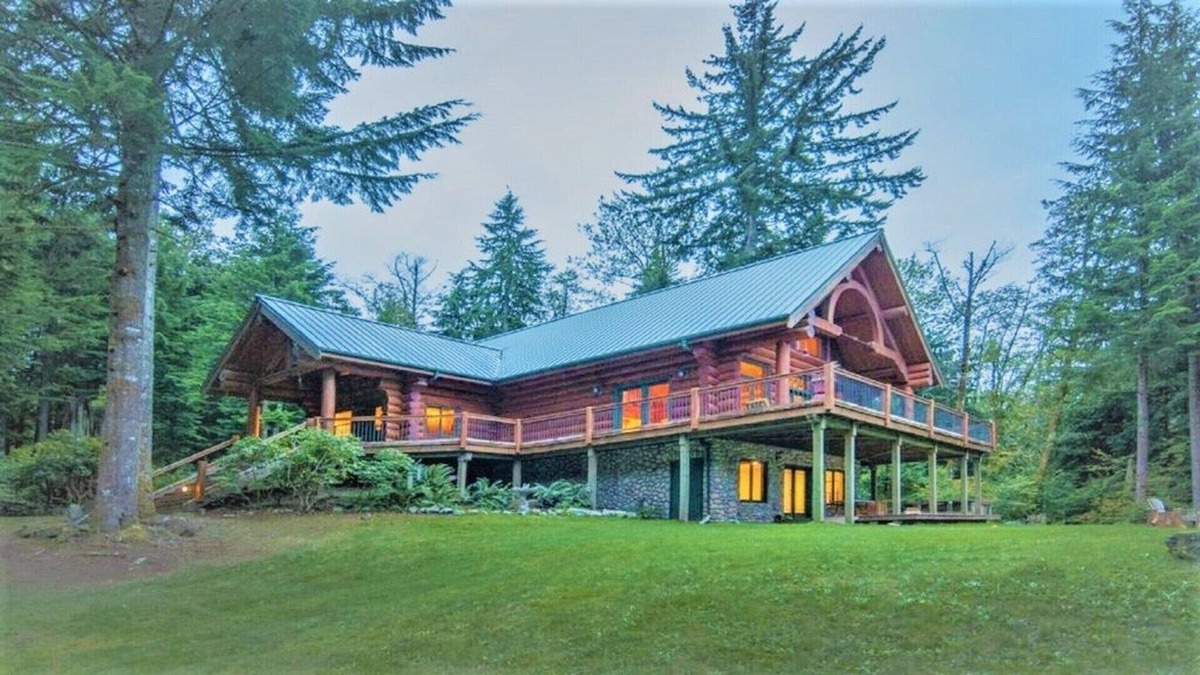 Riverbend House | Beautiful log home close to, nature, hikes, skiing, fishing, shops.