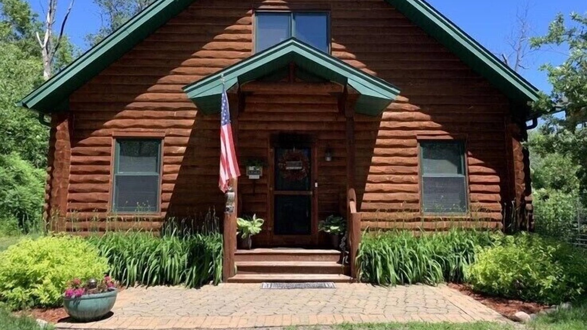 Garrison Cabin | Beautiful Log Home on Golf Course, minutes from Lake Mille Lacs and Grand Casino