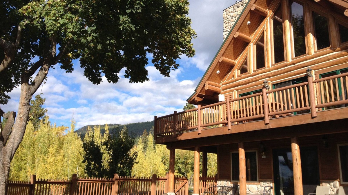 Bigfork House | Beautiful Log Home Overlooking Flathead Lake in Bigfork Montana!