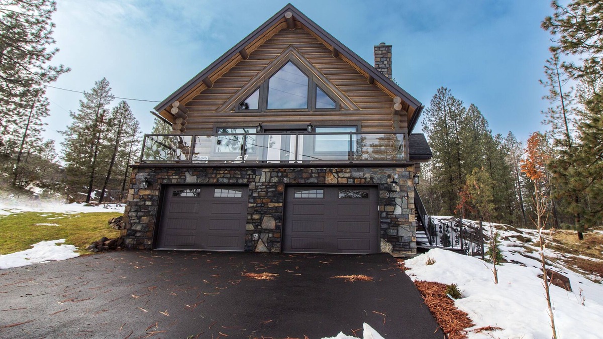 Medical Lake House | beautiful log home that is located on silver lake.