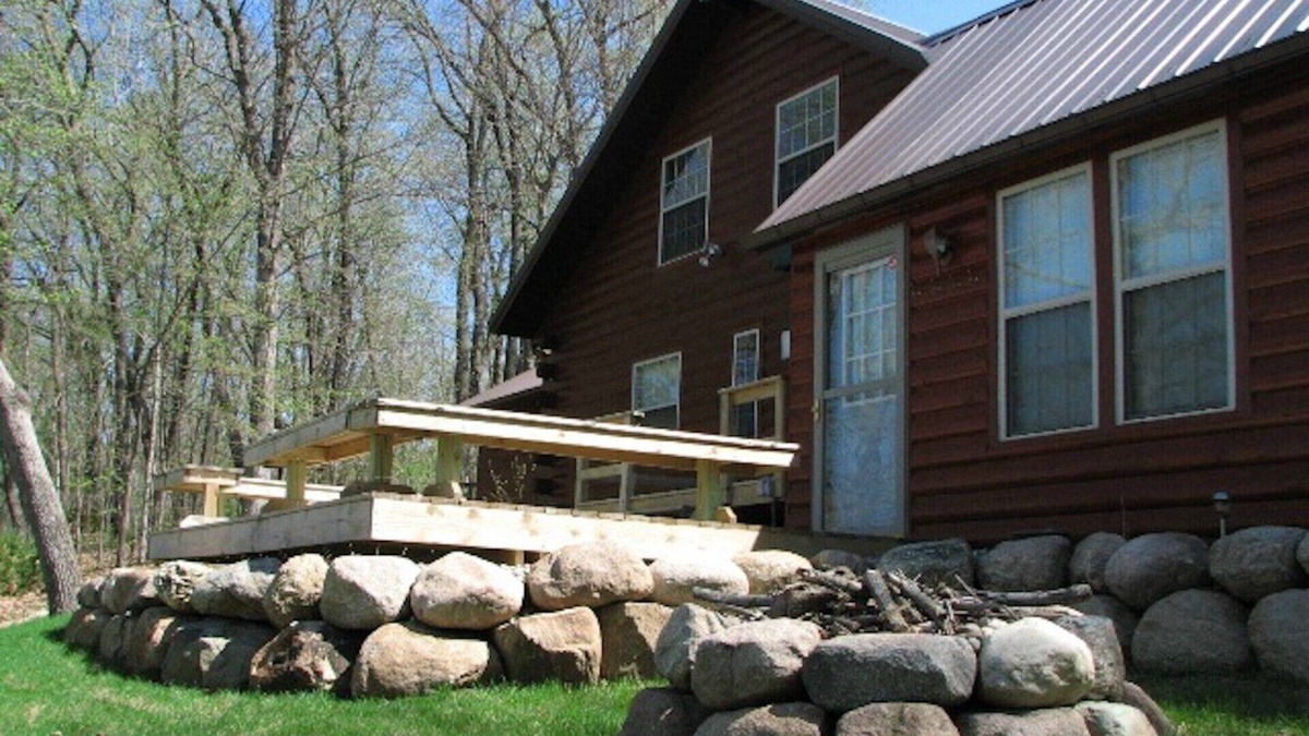 Perham House | Beautiful log home, with impressive view on Big Pine Lake near Perham, MN.