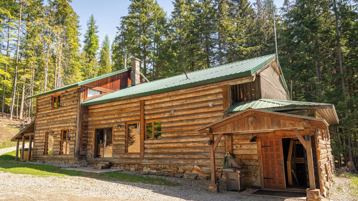 Meadow Creek Cabin | Beautiful log lodge just off the highway, perfect for big group getaways