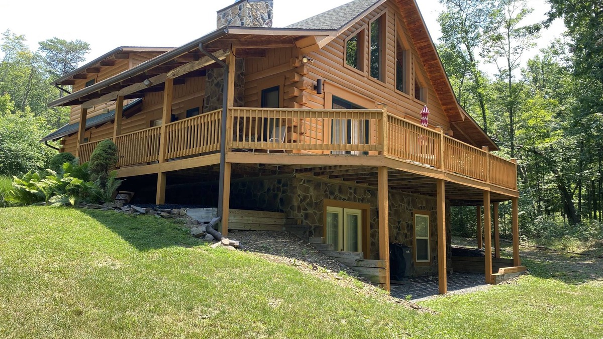 Berkeley Springs House | Beautiful Log Chalet/Cabin with Hot Tub