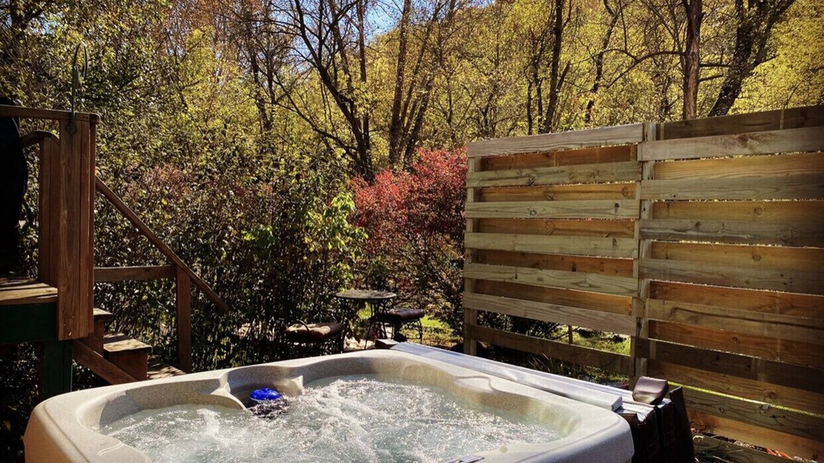Eureka Springs House | Beautiful LogCabin w/Hot Tub, Gameroom & Firepit, 1 mi to Downtown