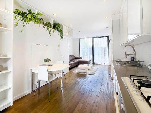 Livesey House | Beautiful London Townhouse - 5 mins from Queens Road Station