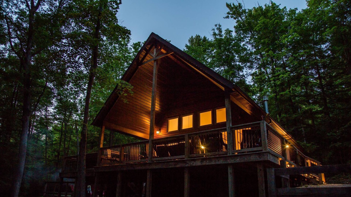 Butler Ski Chalet | Beautiful Luxury Chalet, Hot Tub, Indoor Fireplace, King Master Suite Free WIFI