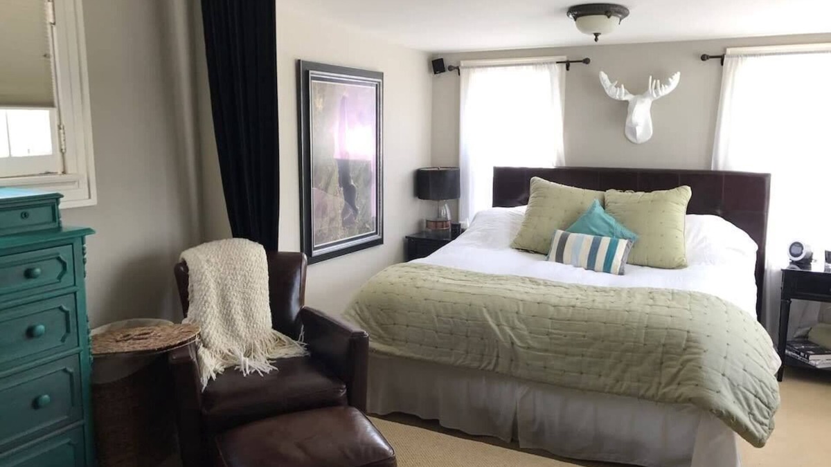 Shorewood House | Beautiful Luxury Home of Shorewood Suites A+B