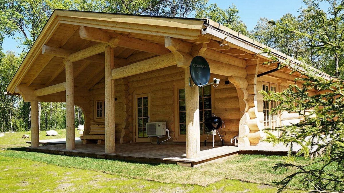 Vaxtorp Cabin | Beautiful luxury log cabin. Two private terrasses. Open fireplace. Pet friendly
