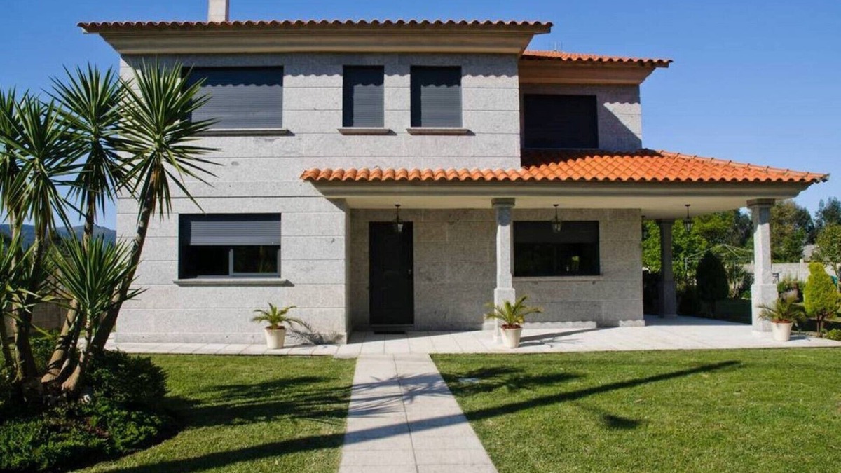 Goian House | Beautiful luxury villa for up to 23 pax, with pool, garden and barbecue.