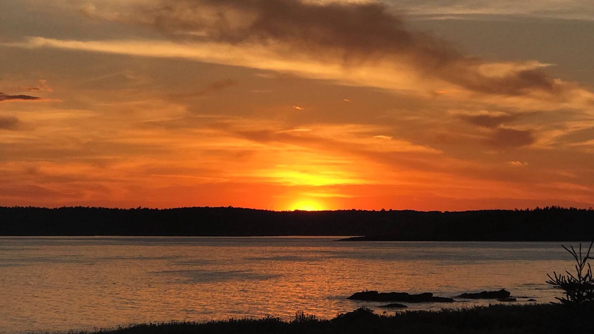 New Harbor House | Beautiful Maine coastal home w/hot tub and gourmet kitchen! Right on the water!