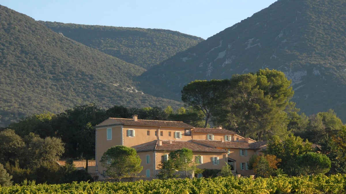 Rustrel House | Beautiful manor with swimming pool in front of the Provençal Colorado