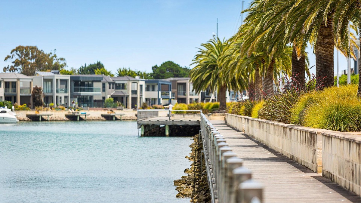 Safety Beach House | Beautiful Martha Cove home - 100m from water