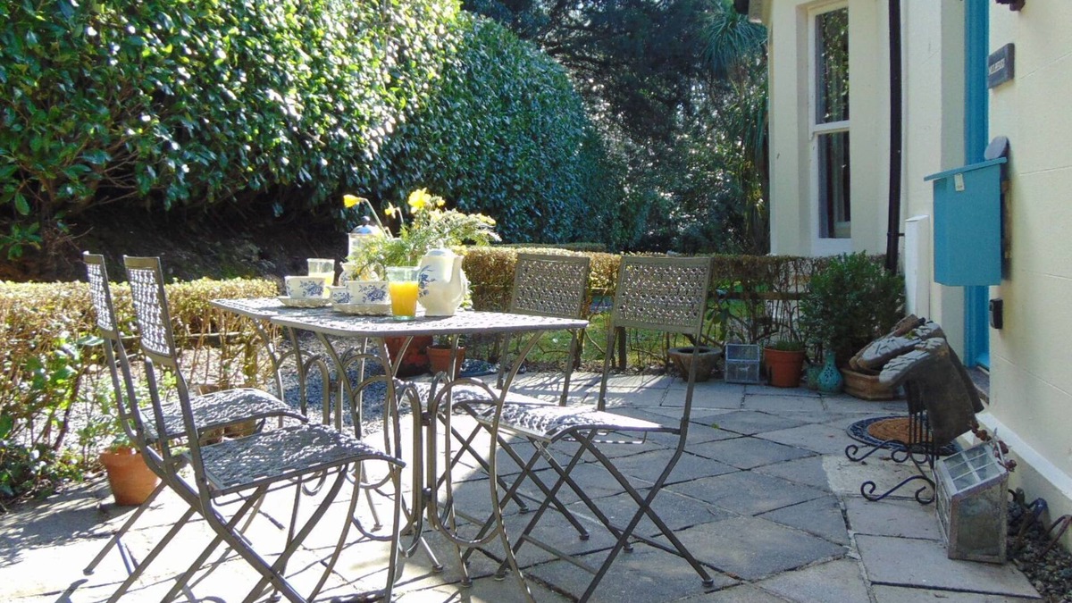 Ivybridge Cottage | Beautiful Mews Cottage in 28 acres Swimming Pools Gym Tennis ,Lake, Pet friendly