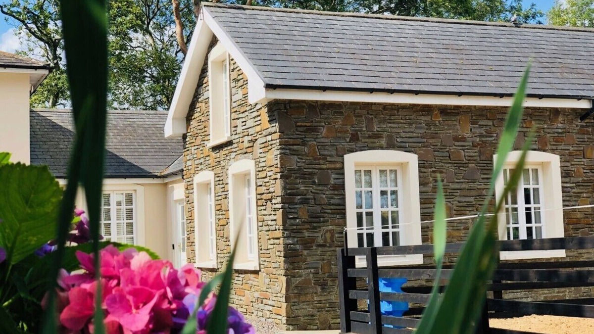 Kinsale Cabin | Beautiful Mews Lodge, in the countryside, 0.8 mile from town centre.