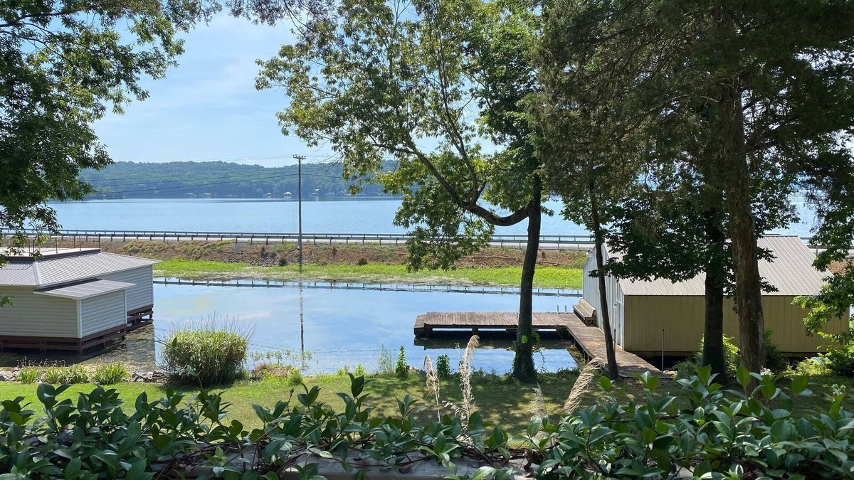Scottsboro House | Beautiful Mid-Lake Waterfront Home ~ Pets ~ Dock