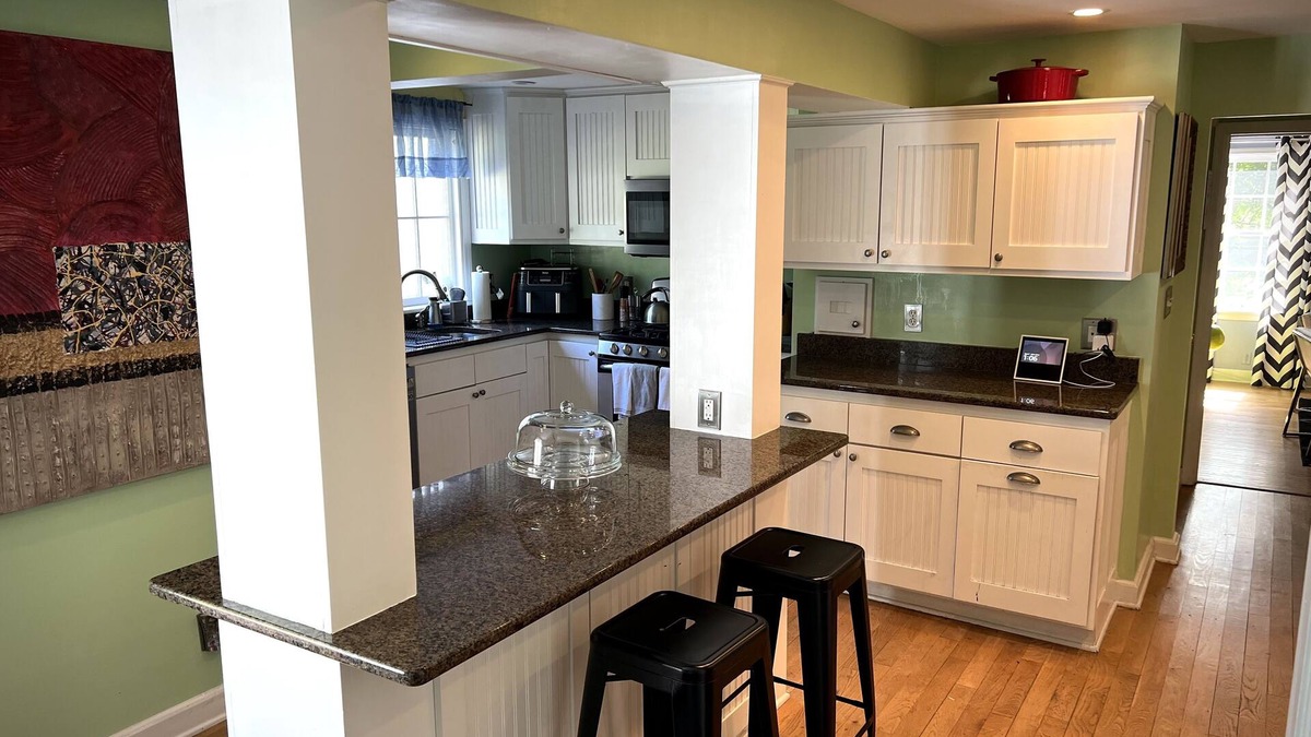 Fox Point House | Beautiful Milwaukee North Shore Home!- 15 minutes from downtown