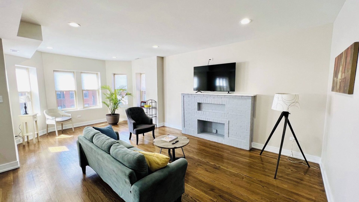 South Shore Condo | Beautiful, modern 3 bed 2 bath condo near Hyde Park, Obama Center and Lakefront