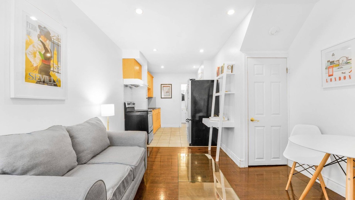 The Pocket House | Beautiful modern apartment in east Toronto. Cozy getaway for single or a group.