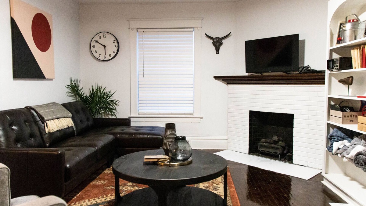Kalamazoo House | Beautiful Modern Downtown Kalamazoo Home- next to WMU and K College!
