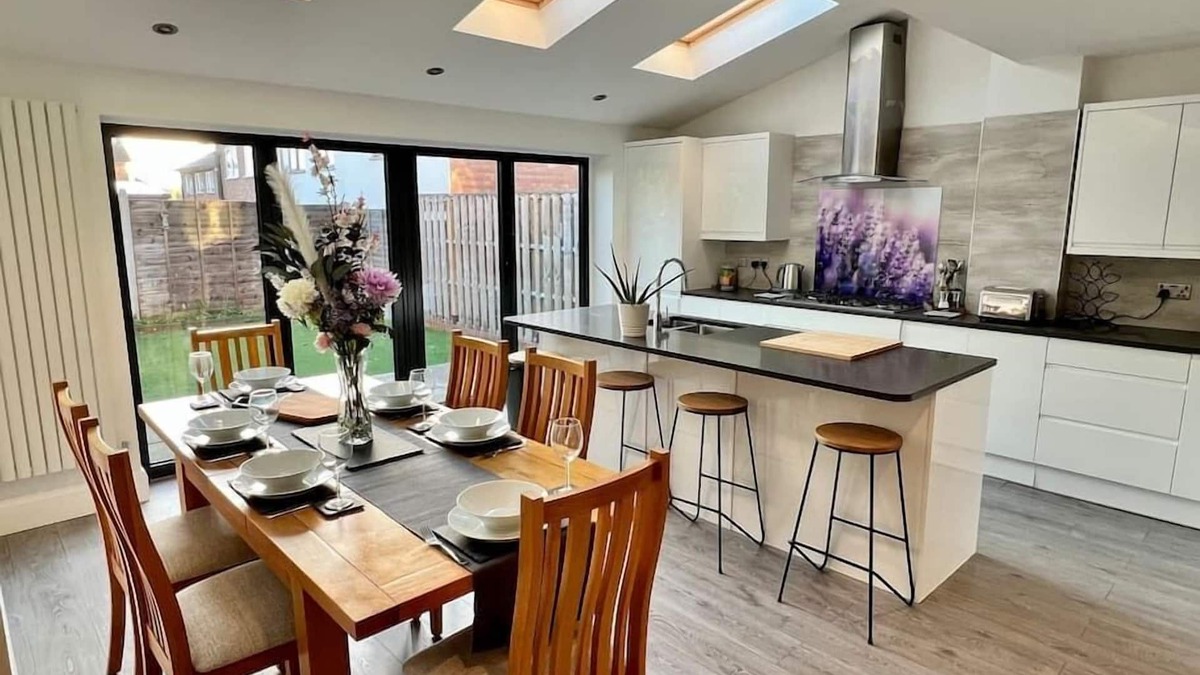 Hitchin House | Beautiful modern family home, parking and garden