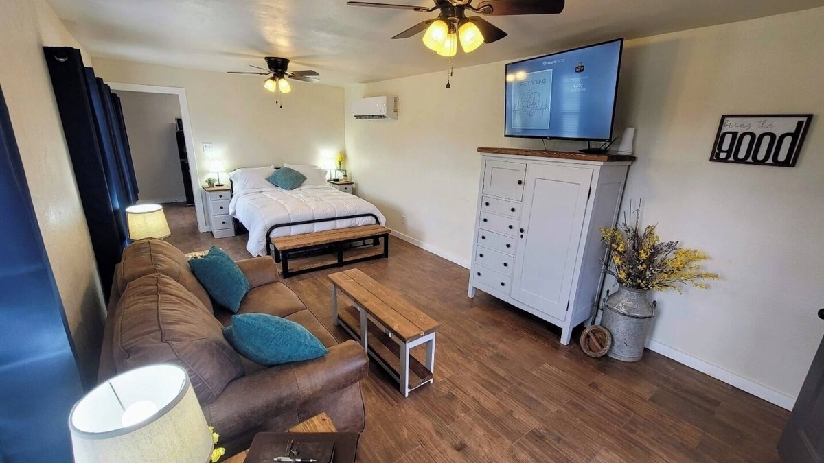 Electra Apartment | Beautiful Modern Farmhouse Studio Cottage!