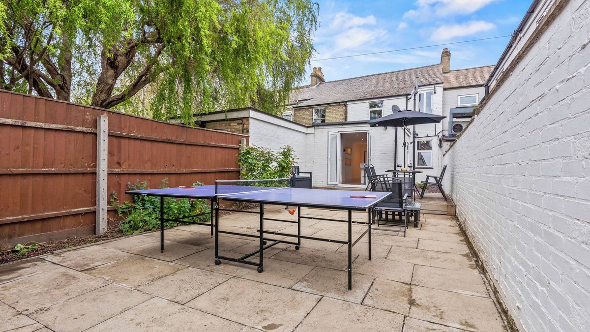 Mill Road Apartment | Beautiful modern flat on mill road w/fire pit and table tennis
