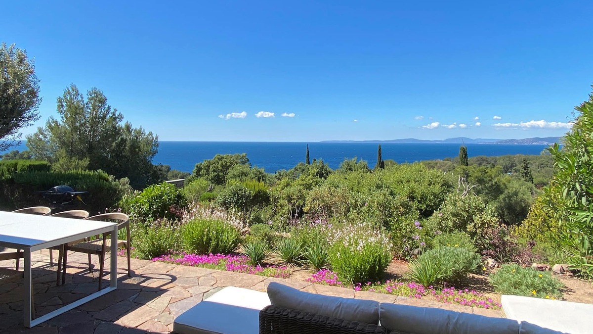 Le Dramont Villa | Beautiful modern little house overlooking the sea