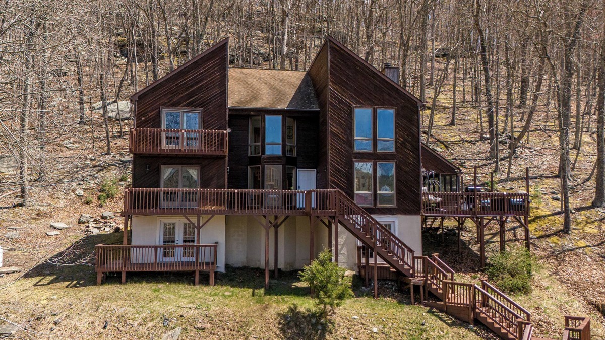 Bushkill Cabin | Beautiful Modern Lodge! Pool Table,8 TVs Wi-Fi Linen provided Central AC