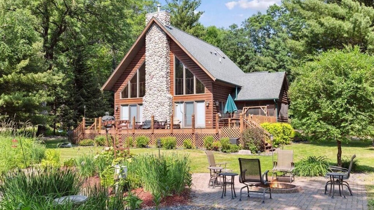 Webster House | Beautiful, modern log cabin on a great swimming and fishing lake with privacy!