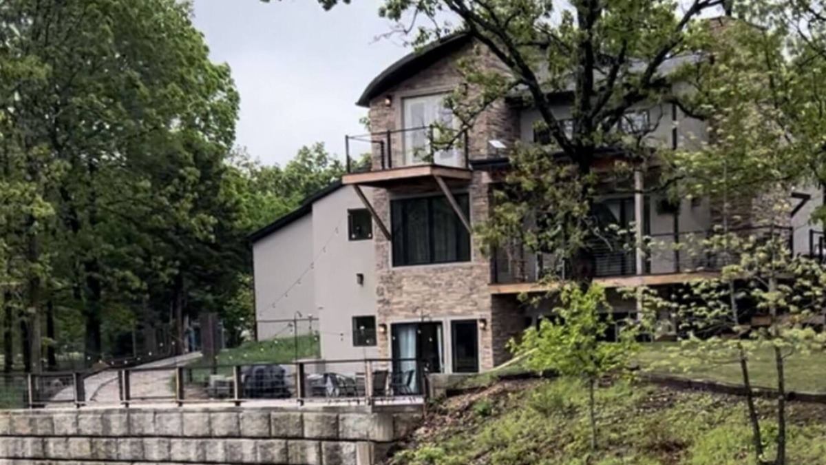 Joplin Villa | Beautiful Modern mountain getaway overlooking water with fountain.