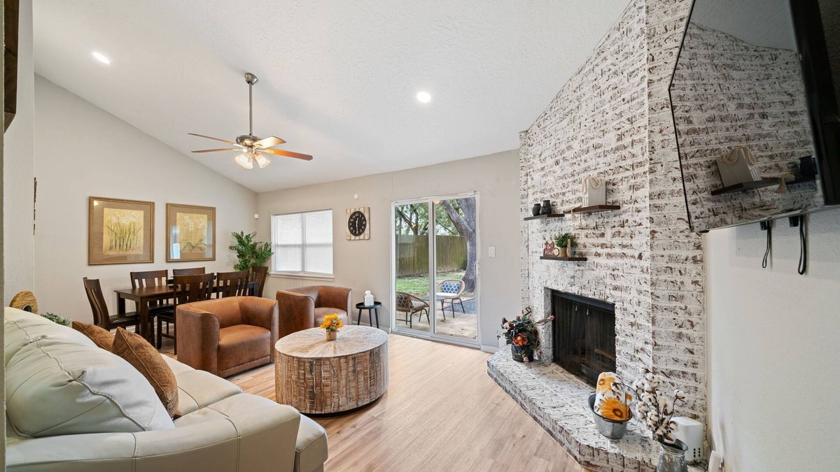 Katy House | Beautiful Modern Rustic 3BR Near I-10 , Typhoon TX Water Park & Memorial Herman
