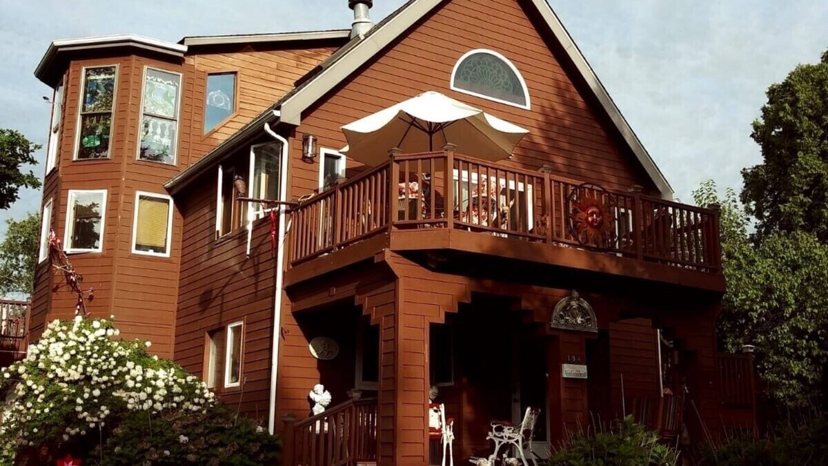 Athens House | Beautiful Modern Swiss Cottage in Athens, NY
