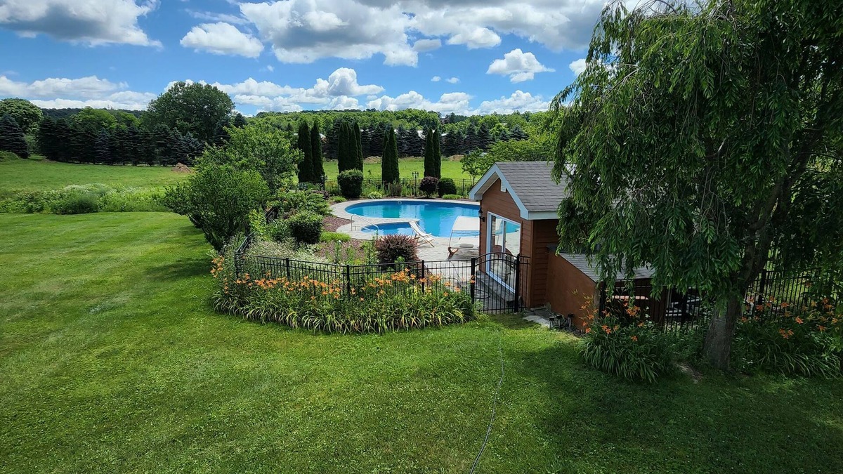 Clintondale Villa | Beautiful modern villa with pool suana hot tub.
