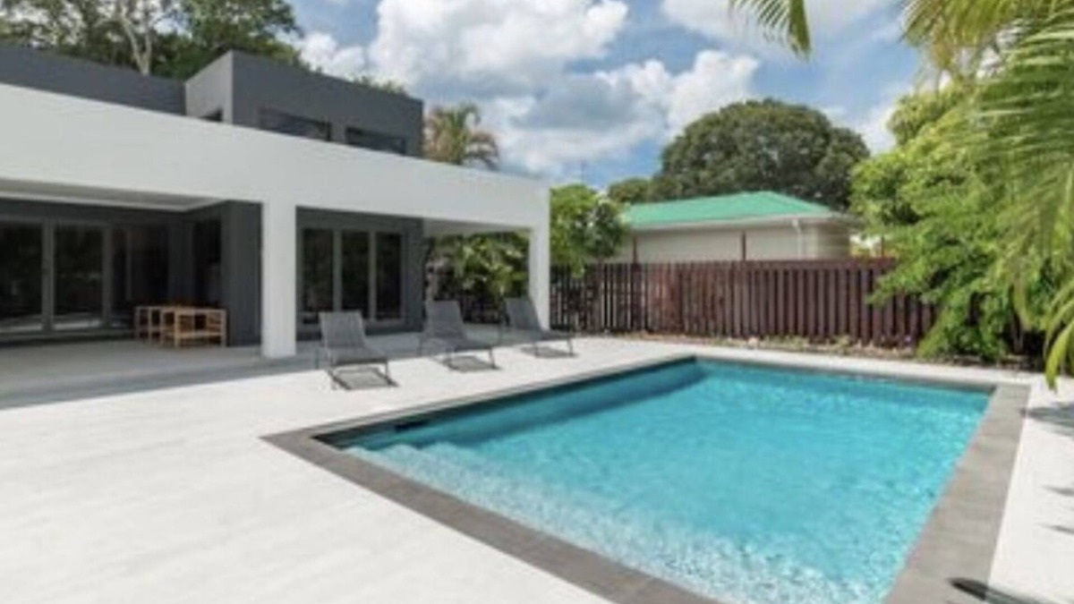Sunset Crest Villa | Beautiful modern villa in Holetown, Barbados. 5 mins to all amenities, beach.n