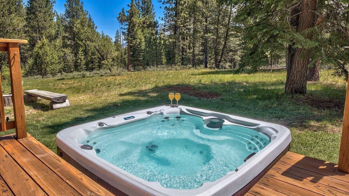 Pioneer Trail House | Beautiful mountain meadow setting! AC, spa, skeeball, shuffleboard, foosball, +