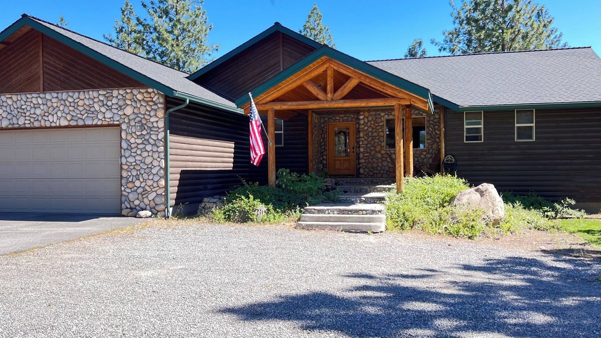 Weed House | Beautiful Mt.Shasta View Home on large Acreage