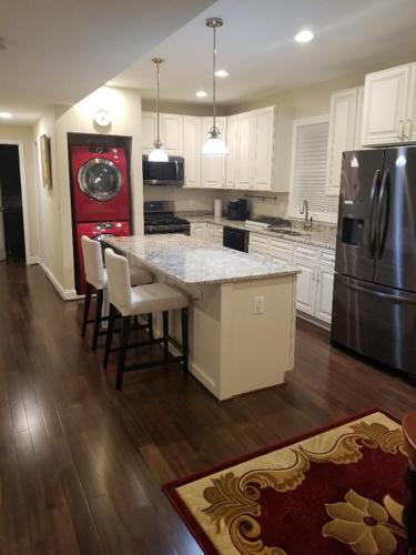 Park View Bed & Breakfast | Beautiful New 4 Bedroom 3 Bath Family Home Or 1 BR Apt Nr Howard U Downtown NW DC