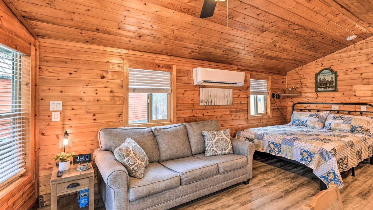 New Bern Apartment | Beautiful New Bern Studio Cabin w/Fire Pit!