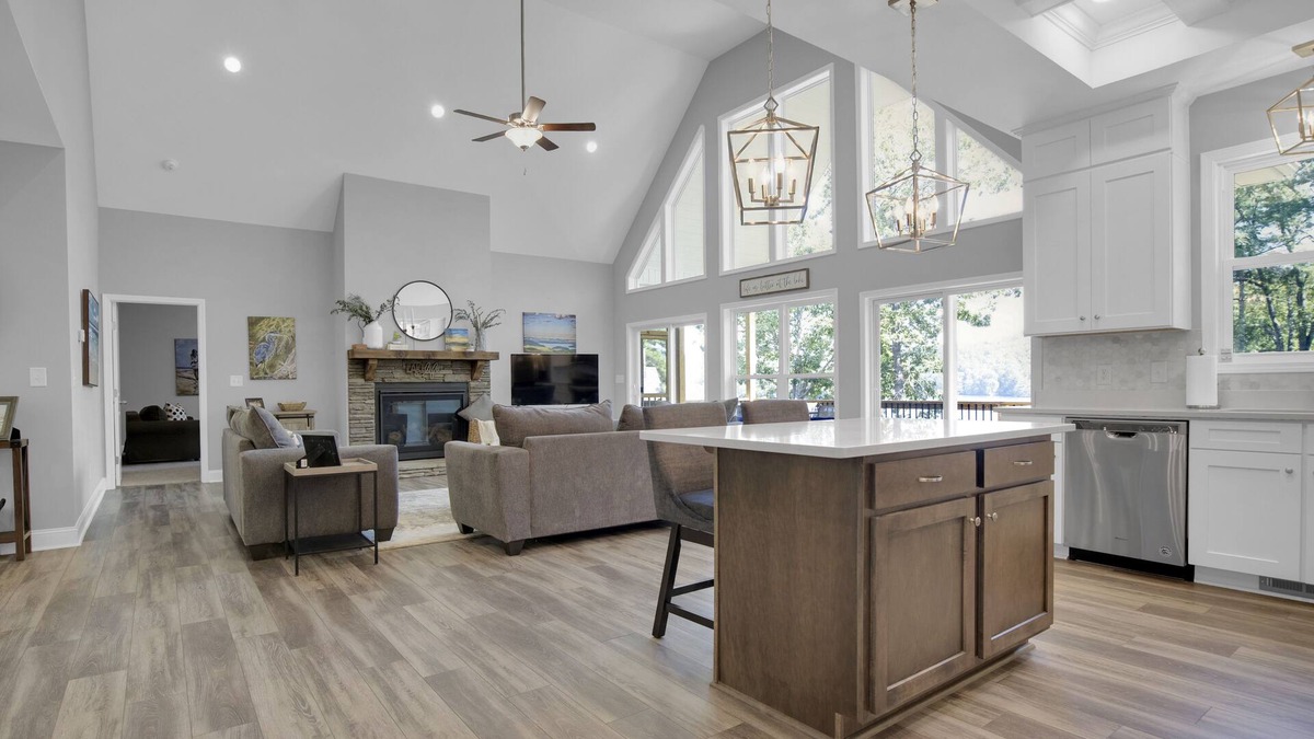 Salem House | Beautiful new construction in Turtle Head community on Lake Keowee
