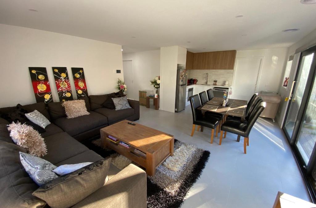 Safety Beach House | Beautiful New Holiday Place 5 Mins To Beach With Kitchen And Office Nook