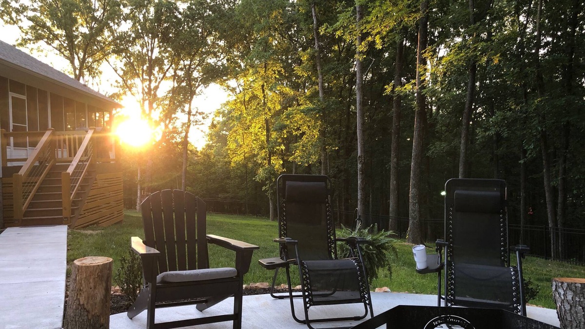 Almo House | Beautiful new home at Kentucky Lake with community pool! Close to Murray State!