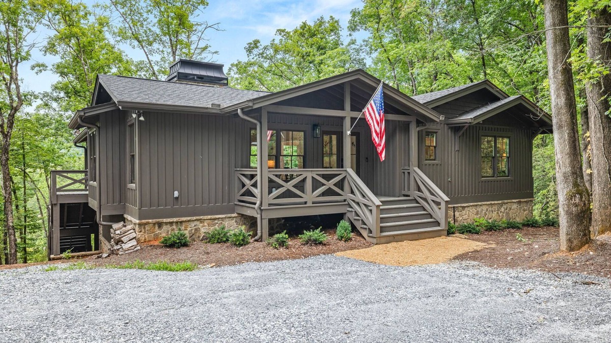 Wiley House | Beautiful New Home Overlooking breathtaking Lake Burton