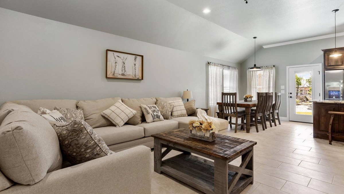 Granbury House | BEAUTIFUL NEW LAKESIDE COMMUNITY HOME